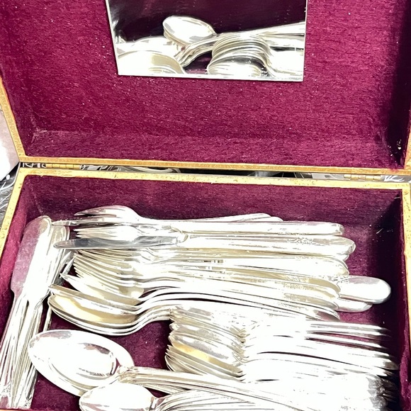 WM ROGERS IS Flatware - Picture 2 of 15